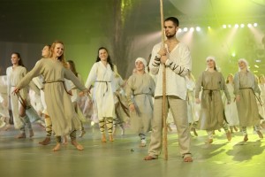 Dejas izrāde "No zobena saule lēca" Ķīpsalas hallē