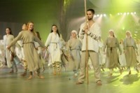 Dejas izrāde "No zobena saule lēca" Ķīpsalas hallē