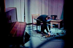 Foto: Eidens Beikers koncertē Eduarda Smiļģa Teātra muzejā