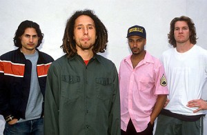 "Rage against the Machine" aizstāv ģitārbūvētājus