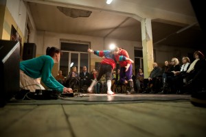 Pirmizrādi piedzīvo fiziskā teātra izrāde „Sāra Keina”