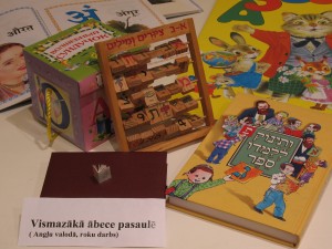 Latgales Kultūrvēstures muzejā skatāma Jura Cibuļa pasaules ābeču kolekcijas izstāde