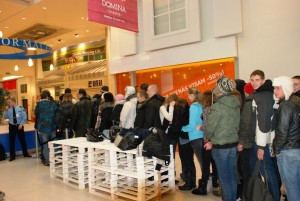 Izpārdošanas atklāšanas dienā pie tirdzniecības centra „Domina" cilvēki sāk pulcēties jau no sešiem rītā