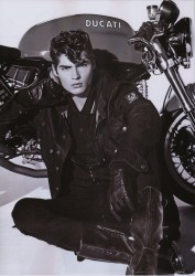 Latviešu modelis kļuvis par Teilores Sviftas mūzikas video zvaigzni