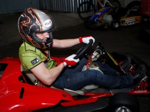 BTA Sieviešu dienas rallijam dalībnieces iesildās "Ātruma cilts" kartinga hallē