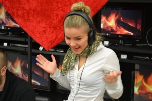 Pirmajā "Sirdspukstu ierakstu studijā" mīlestības sveicienus ieraksta arī Latvijā populāri mūziķi