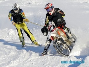 Kalvenē un Penkulē noslēgsies Latvijas čempionāts skijoringā un ziemas krosā