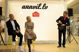 Gustavo atbalsta māsu Annu pirmās personālizstādes atklāšanā