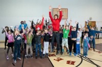 Šlēgelmilhi Berģu pamatskolā ar bērniem spēlē regbiju