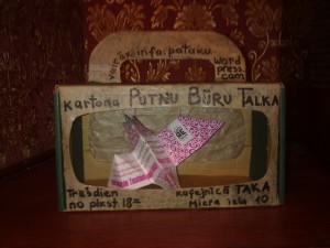 Kartona puntu būru talka atklāj izstādes "earth.re.create" pasākumu sēriju