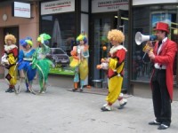 Klauni un grāmatas Rīgas ielās