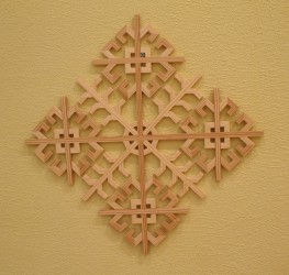 Latvju rakstu zīmes no koka un krāsainiem dzīpariņiem