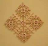 Latvju rakstu zīmes no koka un krāsainiem dzīpariņiem