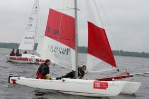 Usmas ezerā noskaidroti ātrākie mediju un Mikro un Topcat klašu burātāji