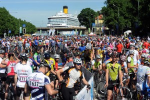 „Tele2 Rīgas velomaratons" Rīgas ielās pulcē divarpus tūkstošus velobraucēju