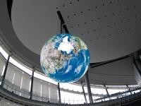 "Mitsubishi" demonstrē gigantisku OLED globusu