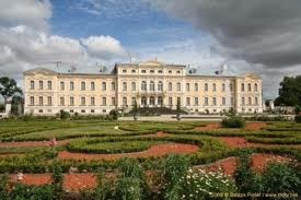 Rundāles pils gatavojas Dārza svētkiem