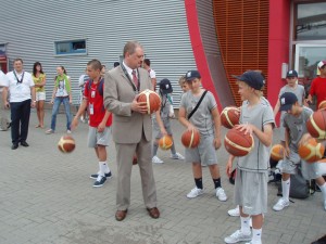Brīvprātīgie ar Flashmob akciju pārsteidz Izglītības un zinātnes ministru
