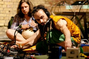 Foto: 15 metrus virs zemes - Bērnu rīts, Antireality un DJ trio