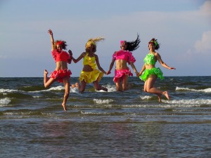 Astoto reizi Rīgu ieskandinās karstasinīgie Salsas un Latino deju ritmi