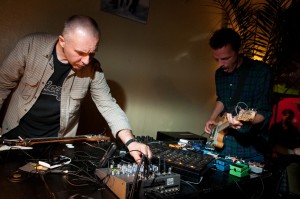 Foto: Aleksejs Borisovs un Edgars Rubenis koncertē kafejnīcā "Taka"