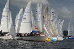 Pasaules čempionāts burāšanā sācies ar diviem aizraujošiem startiem