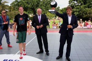 Diennakts basketbola turnīrā "Krastu mačs" uzvaru izcīna Daugavas labā krasta basketbolisti