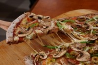 Pica Lulū pirmie Latvijā ceps picas no pilngraudu mīklas