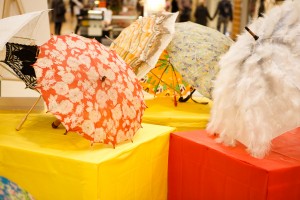 „Dominā" atklāta rudenim veltīta lietussargu izstāde