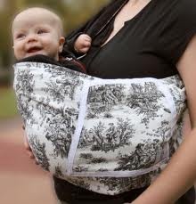 Māmiņas apmācīs mazuļus nēsāt lakatā jeb "slingā"