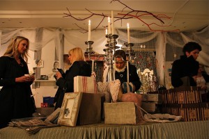 Vecrīgas sirdī atvērts Ziemassvētku veikals ar izmeklētām dāvanām