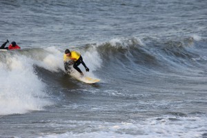 Noslēgušās Latvijas vēsturē pirmās sacensības sērfošanā ar dēli