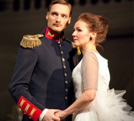 Annas Kareņinas dzīves ainiņas izrādē Nacionālajā teātrī