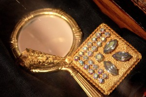 Antīko spogulīšu izstāde Kuldīgas novada muzejā