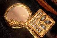 Antīko spogulīšu izstāde Kuldīgas novada muzejā