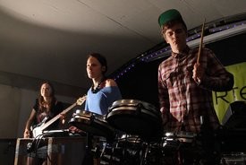 Turpinās pieteikumu saņemšana Latvijas Universitātes jauno mūzikas grupu konkursam „Hadrons 2012"