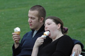 Cilvēki ar lieko svaru nenovērtē kaloriju nozīmi