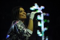 Yana Kay izdod dziesmu latviešu valodā