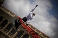 Baleta festivālā - šovs dejotājam un ekskavatoram