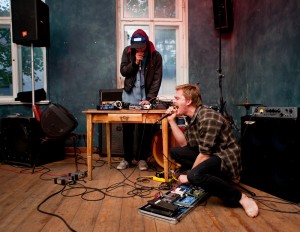 Foto: Duets “Tonstartssbandht” koncertē Kaņepes Kultūras centrā