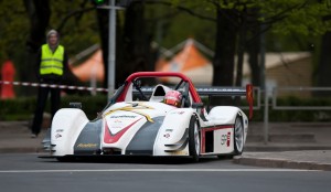 Rīgas centrā notiek autosacīkstes