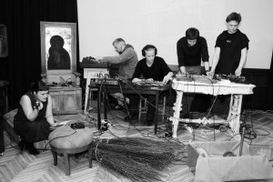 Dzejnieces Ērikas Bērziņas un apvienības Klusie viesi performance