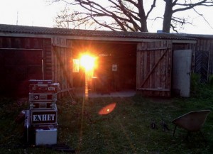 Enhet ieraksta albumu mežā un uzstāsies Zvērā