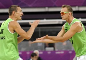 Pļaviņš/Šmēdiņš zaudē olimpiskā ranga līderiem un ceturtdien cīnīsies par bronzas medaļām