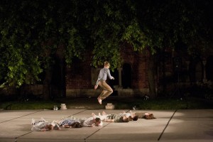 Laikmetīgās dejas izrāde Doma baznīcas dārzā