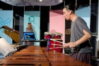 Rihards Zaļupe saņem balvu par mūziku izrādei