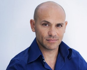 Rīgā viesojas komediants Adams Fīldss