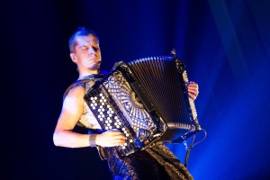Somu akordeonists Kimmo Pohjonens koncertē Palladium