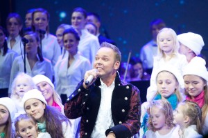 Lauris Reiniks piepilda Arēnu Rīga ar Ziemassvētku prieku