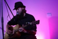 Latvijā atgriežas britu dziesminieks Tims Houlhauss